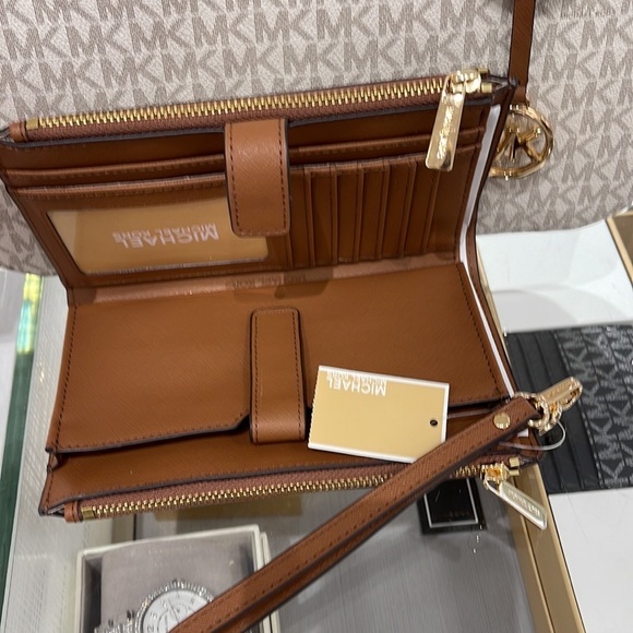 MICHAEL KORS LARGE DOUBLE ZIP WRISTLET WALLET PHONE CASE CLUTCH 
Luggage - Picture 10 of 16